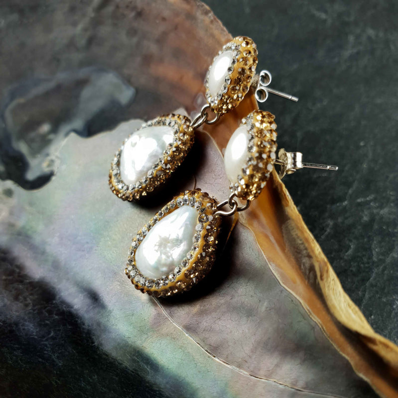 Witte zoetwater parel oorbellen met gouden stras stenen, oorknoppen hangend in schelp | Bright Double Gold Teardrop