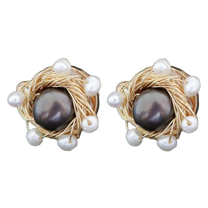 Zoetwater parel oorbellen met witte en zwart grijze parels en goud draad | Byneth Stud