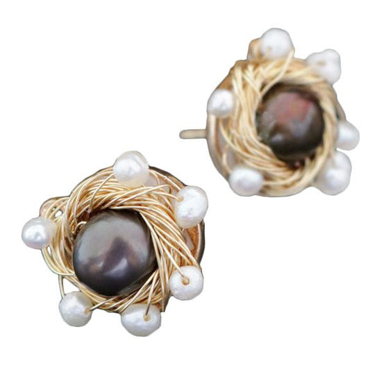 Zoetwater parel oorbellen met witte en zwart grijze parels en goud draad, zijaanzicht | Byneth Stud