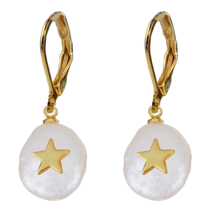 Witte zoetwater parel oorbellen met goud edelstaal en een parel hanger met een gouden ster erop | Coin Pearl Golden Star