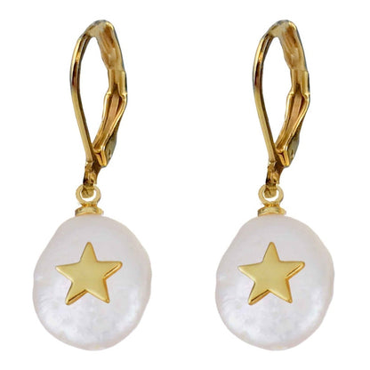 Witte zoetwater parel oorbellen met goud edelstaal en een parel hanger met een gouden ster erop | Coin Pearl Golden Star