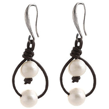 Witte zoetwater parel oorbellen met bruin leer en sterling zilver (925) | Double Pearl Brown Leather