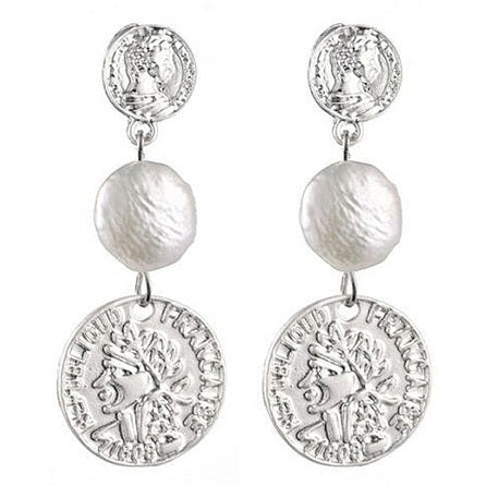 Lange witte zoetwater parel oorbellen met zilveren munten | Double Silver Coin Pearl