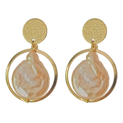 Zoetwater parel oorbellen met grote zalm kleurige parels met goud edelstaal | Flow Peach Coin Gold Pearl