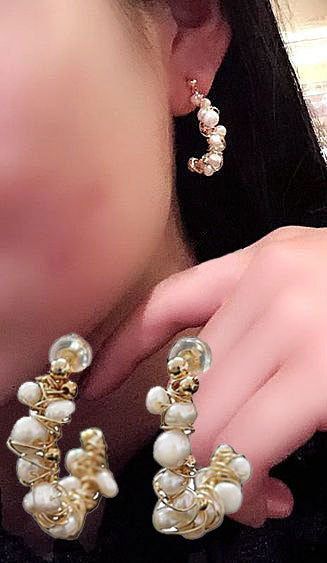 Oorringen met witte parels en goud draad in oor | Goa