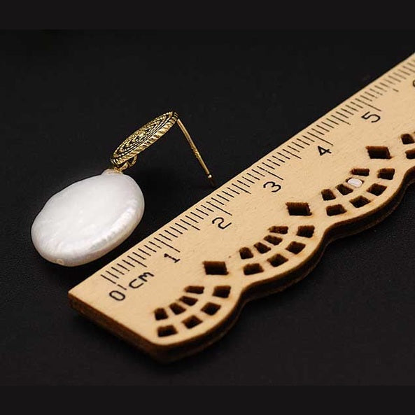 Witte zoetwater parels met coin parels, oorknoppen / oorsteker oorbellen, maat indicatie | Gold Circle White Coin