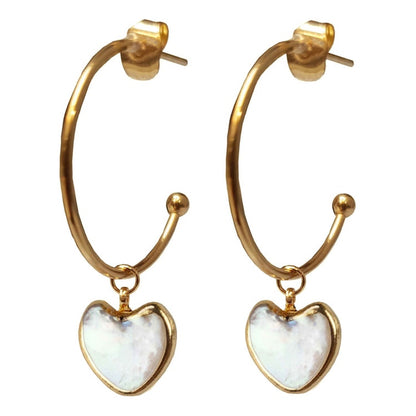 Grote zoetwater parel oorringen met wit parel hart en goud edelstaal, vooraanzicht | Golden Hope 25 mm Heart White Pearl