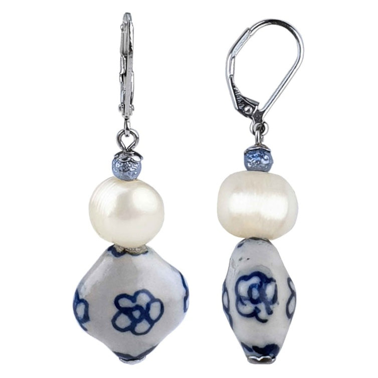 Zoetwater parel oorbellen met witte parel, Delfts blauwe ornament en edelstaal | Hollands Glorie Bloem