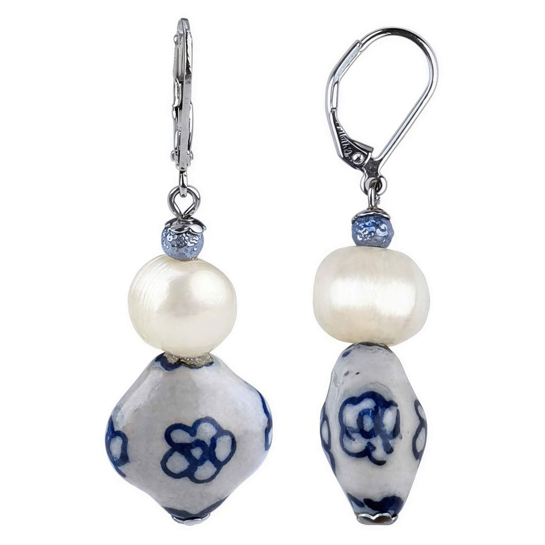 Zoetwater parel oorbellen met witte parel, Delfts blauwe ornament en edelstaal | Hollands Glorie Bloem