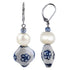 Zoetwater parel oorbellen met witte parel, Delfts blauwe ornament en edelstaal | Hollands Glorie Bloem