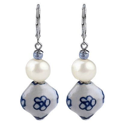 Zoetwater parel oorbellen met witte parel, Delfts blauwe ornament en edelstaal, vooraanzicht | Hollands Glorie Bloem