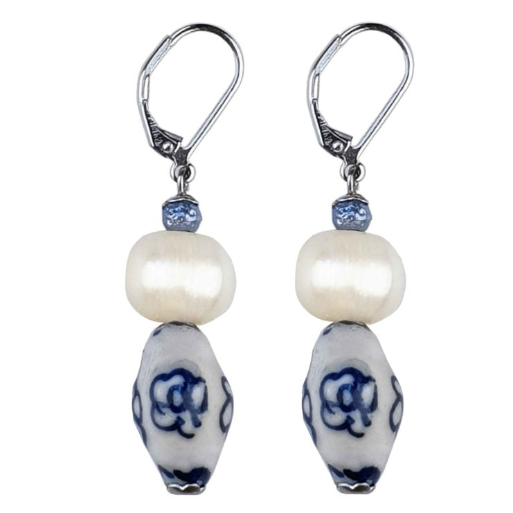 Zoetwater parel oorbellen met witte parel, Delfts blauwe ornament en edelstaal, zijaanzicht | Hollands Glorie Bloem