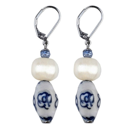 Zoetwater parel oorbellen met witte parel, Delfts blauwe ornament en edelstaal, zijaanzicht | Hollands Glorie Bloem
