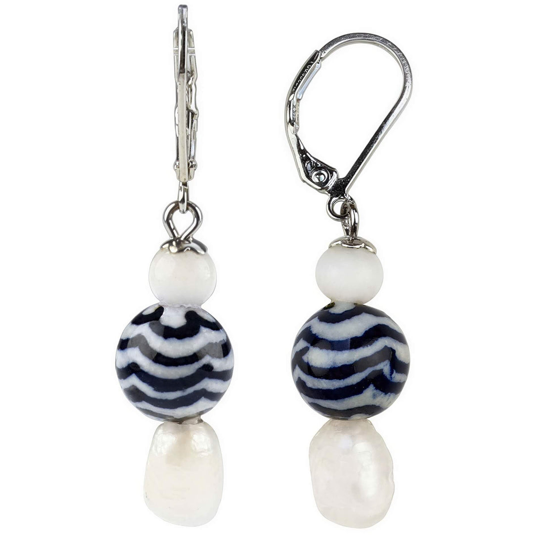 Zoetwater parel oorbellen met witte parel, Delfts blauw ornament en edelstaal | Hollands Glorie Golfje