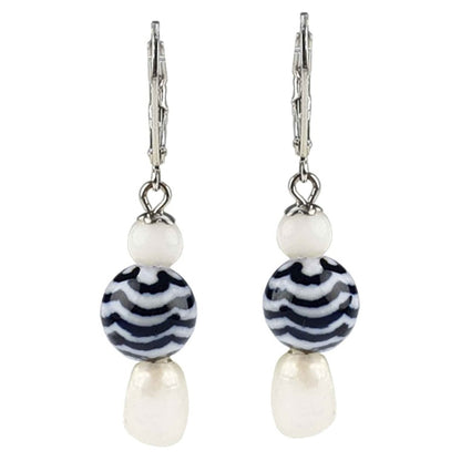 Zoetwater parel oorbellen met witte parel, Delfts blauw ornament en edelstaal, vooraanzicht | Hollands Glorie Golfje