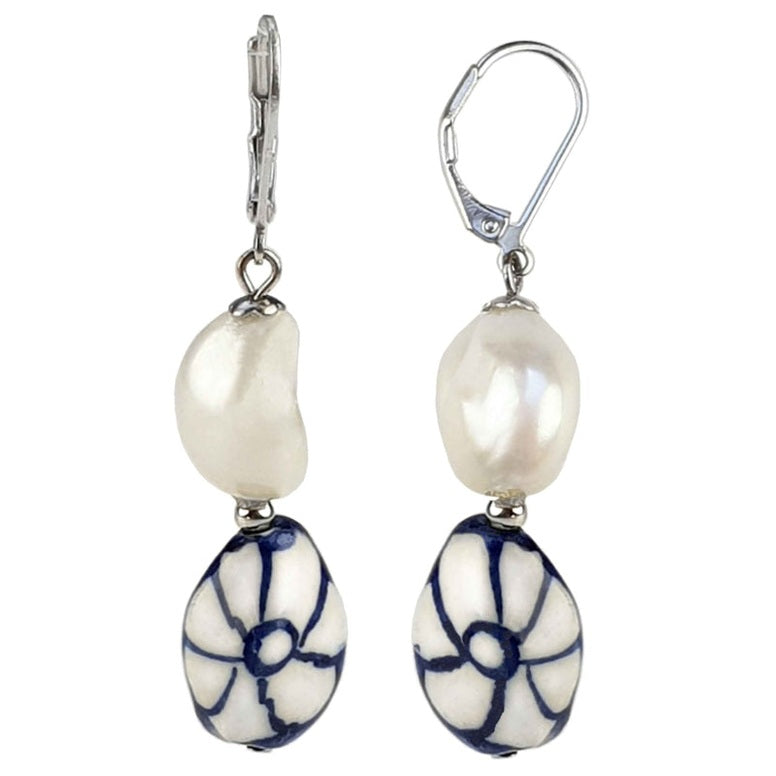 Zoetwater parel oorbellen met witte parels, Delfts blauw ornament en edelstaal | Hollands Glorie Bloem