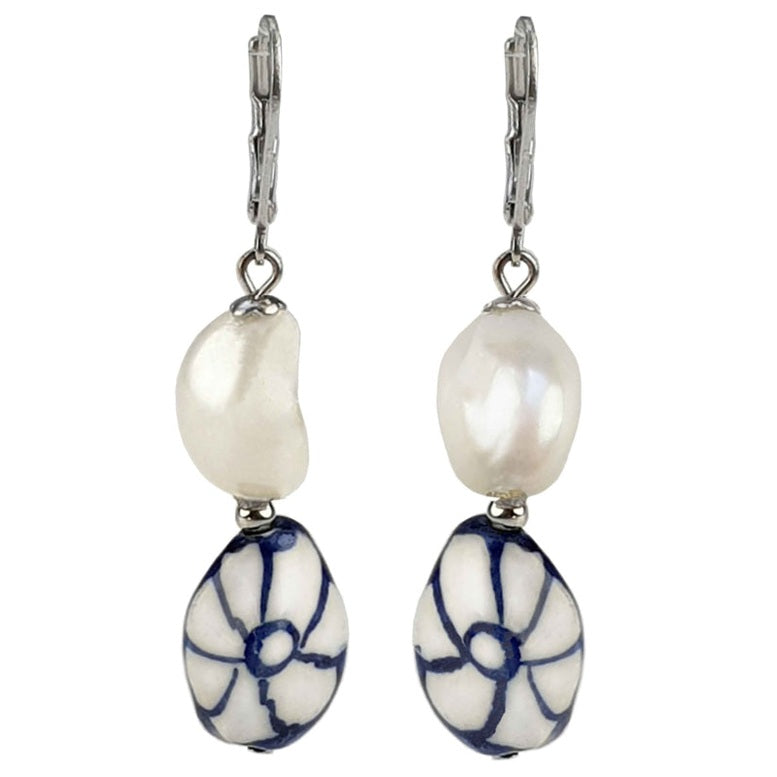 Zoetwater parel oorbellen met witte parels, Delfts blauw ornament en edelstaal, vooraanzicht | Hollands Glorie Bloem
