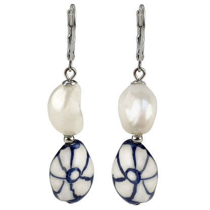 Zoetwater parel oorbellen met witte parels, Delfts blauw ornament en edelstaal, vooraanzicht | Hollands Glorie Bloem