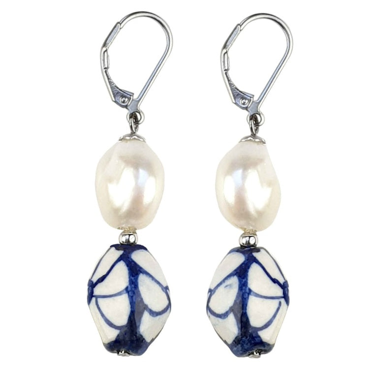 Zoetwater parel oorbellen met witte parels, Delfts blauw ornament en edelstaal, zijaanzicht | Hollands Glorie Bloem