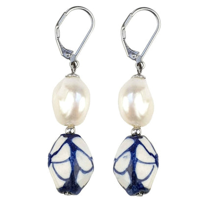 Zoetwater parel oorbellen met witte parels, Delfts blauw ornament en edelstaal, zijaanzicht | Hollands Glorie Bloem
