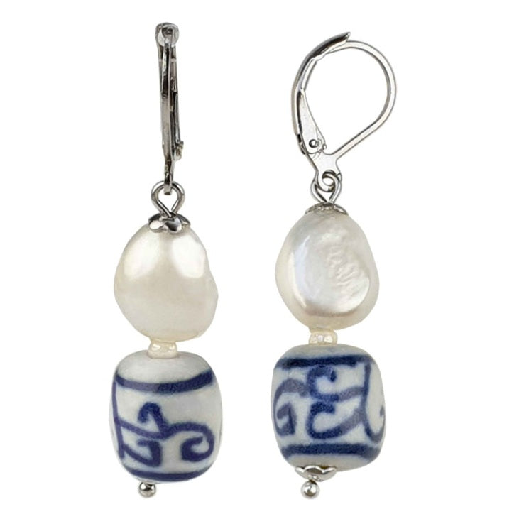 Zoetwater parel oorbellen met witte parels, Delfts blauw ornament en edelstaal | Hollands Glorie Spiral White