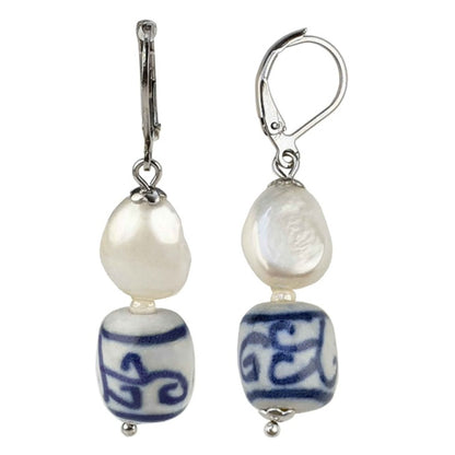 Zoetwater parel oorbellen met witte parels, Delfts blauw ornament en edelstaal | Hollands Glorie Spiral White