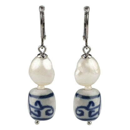 Zoetwater parel oorbellen met witte parels, Delfts blauw ornament en edelstaal, vooraanzicht | Hollands Glorie Spiral White