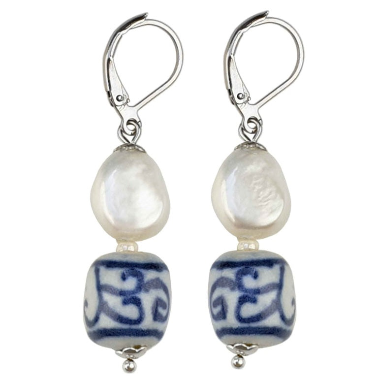 Zoetwater parel oorbellen met witte parels, Delfts blauw ornament en edelstaal, zijaanzicht | Hollands Glorie Spiral White