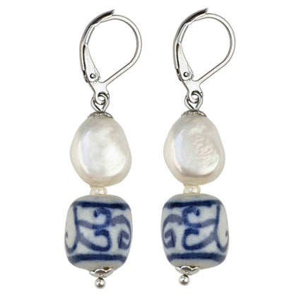 Zoetwater parel oorbellen met witte parels, Delfts blauw ornament en edelstaal, zijaanzicht | Hollands Glorie Spiral White