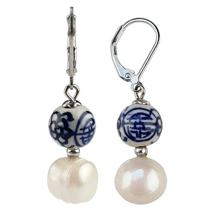 Zoetwater parel oorbellen met witte parels, Delfts blauw ornament en edelstaal | Hollands Glorie Zilver Bling
