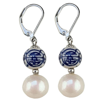 Zoetwater parel oorbellen met witte parels, Delfts blauw ornament en edelstaal, zijaanzicht | Hollands Glorie Zilver Bling