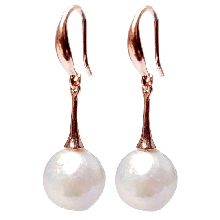 Lange witte zoetwater parel oorbellen met rose goud kleur | Kasumi White Rose Gold