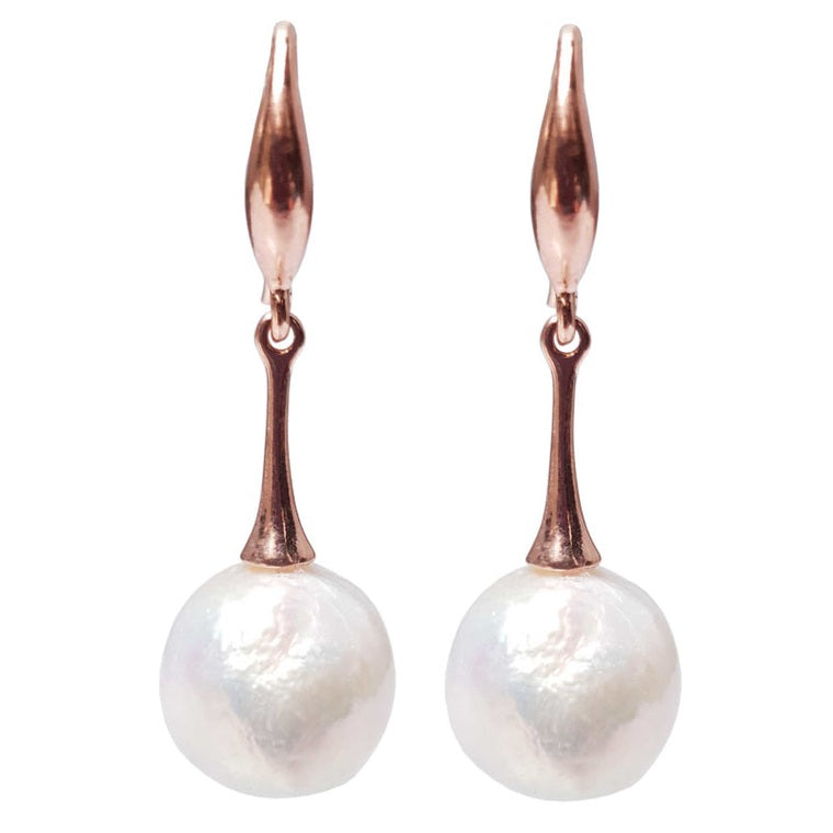 Lange witte zoetwater parel oorbellen met rose goud kleur, vooraanzicht | Kasumi White Rose Gold