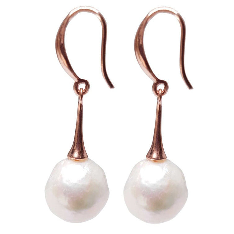 Lange witte zoetwater parel oorbellen met rose goud kleur, zijaanzicht | Kasumi White Rose Gold