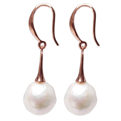 Lange witte zoetwater parel oorbellen met rose goud kleur, zijaanzicht | Kasumi White Rose Gold