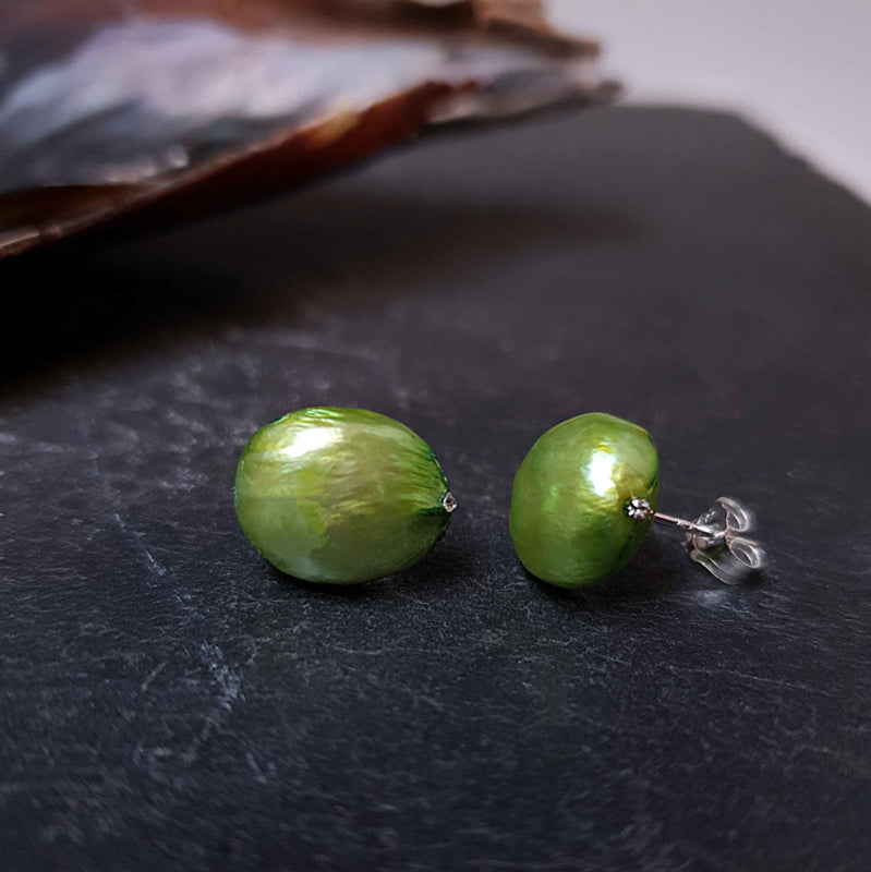 Groene zoetwater parel oorknoppen met sterling zilver (925) liggend op leisteen | Little Bling Bold Green Pearl