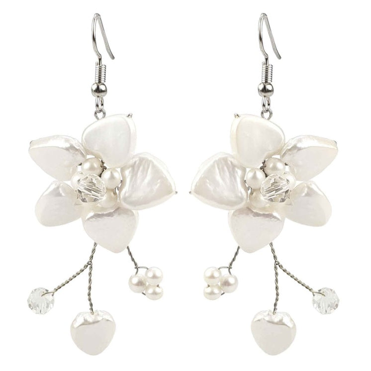 Lange zoetwater parel oorbellen met witte parels in bloem motief en sterling zilver (925) | Long White Flower Pearl