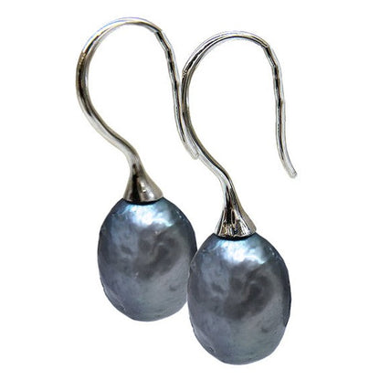 Zoetwater parel oorbellen met donker grijze barok parel en zilver | Mayla Dark