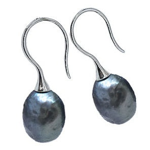 Zoetwater parel oorbellen met donker grijze barok parel en zilver schuin liggend | Mayla Dark