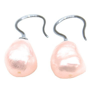 Zalm kleurige oorbellen met zilveren oorbel haakjes liggend - Mayla Peach