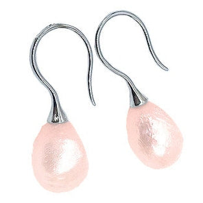 Zalm kleurige oorbellen met zilveren oorbel haakjes schuin liggend - Mayla Peach
