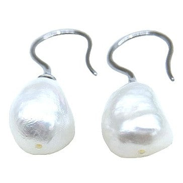 Zoetwater parel oorbellen met witte barok parels en sterling zilver (925) liggend | Mayla White