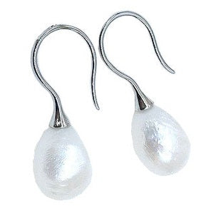 Zoetwater parel oorbellen met witte barok parels en sterling zilver (925) schuin | Mayla White