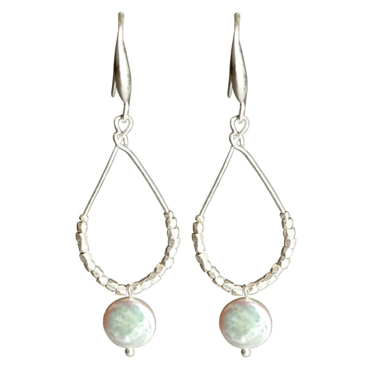 Lange witte zoetwater parel oorbellen met witte coin parel en mat zilver | Milany Silver