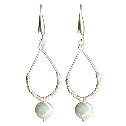 Lange witte zoetwater parel oorbellen met witte coin parel en mat zilver | Milany Silver