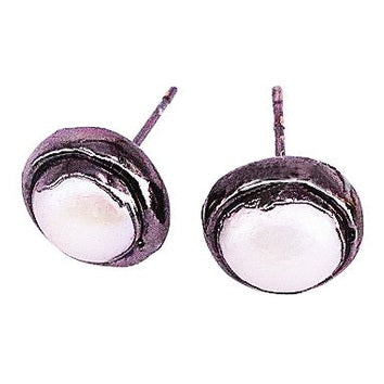 Witte zoetwater parel oorknoppen met zwarte rand, bovenaanzicht | One Metalgun Stud Pearl