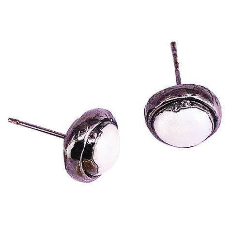 Witte zoetwater parel oorknoppen met zwarte rand, zijaanzicht | One Metalgun Stud Pearl
