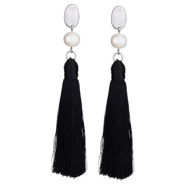 Lange zoetwater parel oorbellen met witte parel en zwart kwastje | Pearl Black Tassel