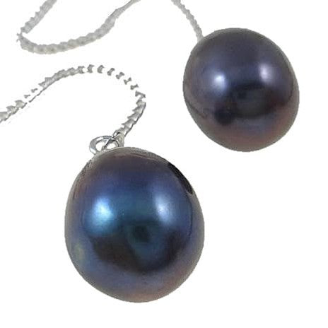 Detail van lange zoetwater parel oorbellen met blauw zwarte parels en sterling zilver (925) | Pearl Chain Black