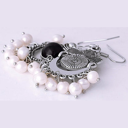 Lange zoetwater parel oorbellen met witte parels en sterling zilver (925) in retro stijl liggend | Pearl Retro Black